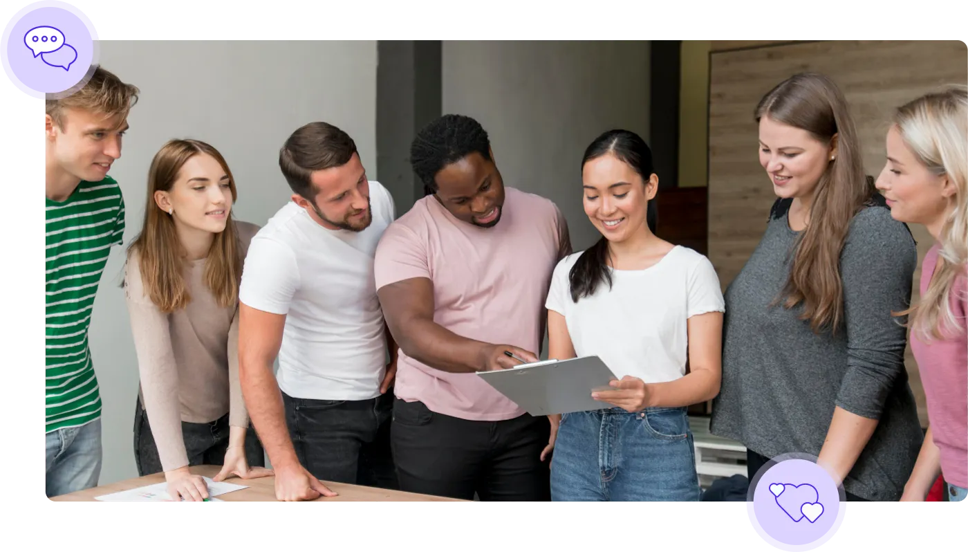 Groupe d'apprenants échangeant pendant une formation